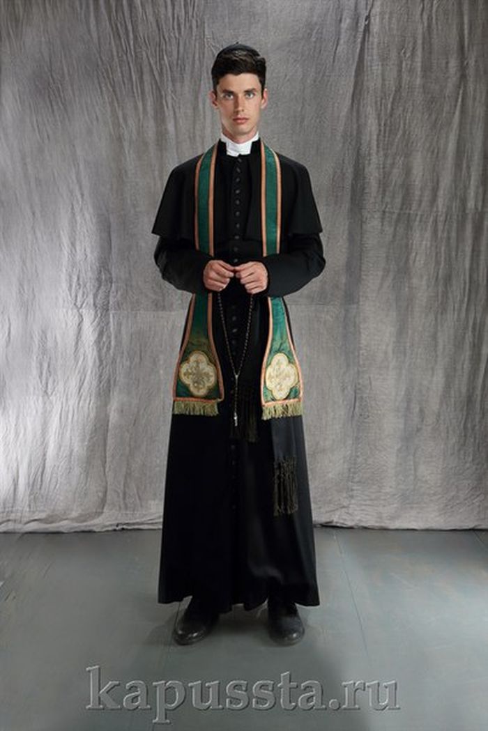 Костюм священника католического