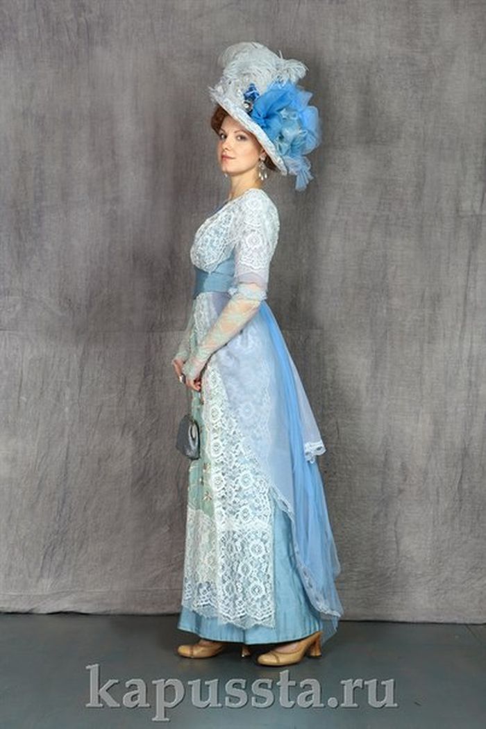 Голубое платье с шляпкой эпохи Модерн