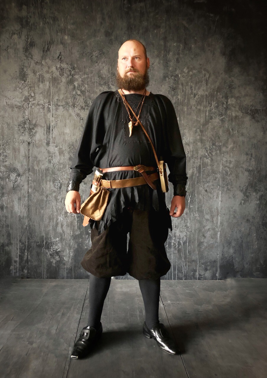 Костюм викинга с кожаными аксессуарами